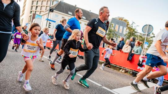 Gezin die meedoet tijdens de marathon in Eindhoven , klik voor een vergroting
