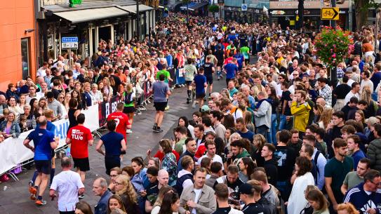 Renners die over Stratumseind lopen tijdens de marathon in Eindhoven, klik voor een vergroting