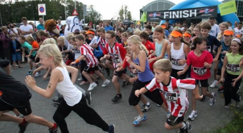 Kinderen sprinten bij loopevenement Meerhoven24