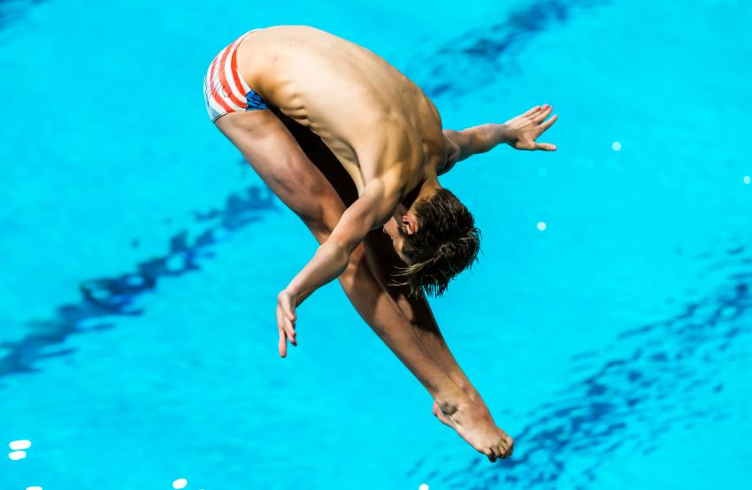 jongen in schoonspringhouding