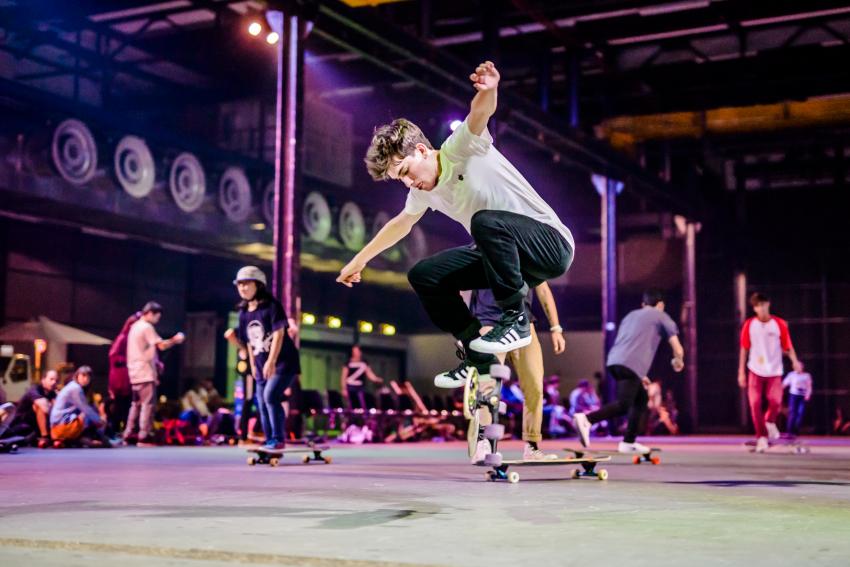 Jongen doet truc op longboard
