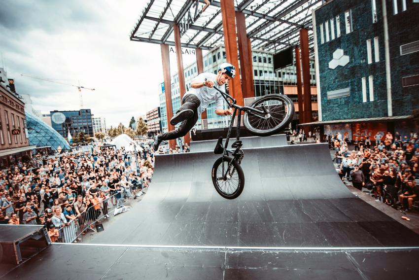 bmx'er in de binnenstad van Eindhoven