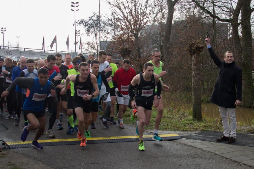 De lopers gaan van start tijdens het startschot