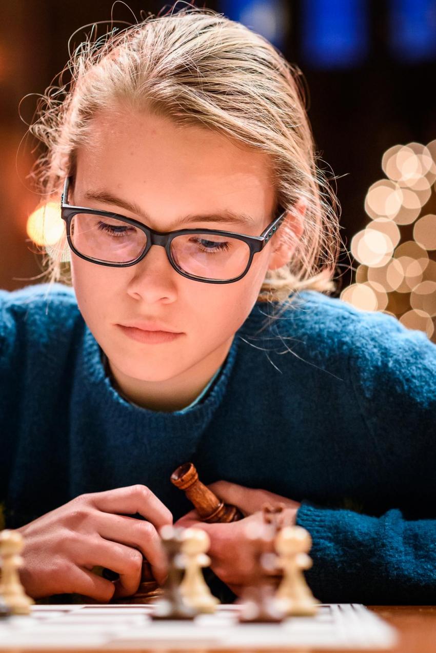 meisje aan het nadenken over schaken