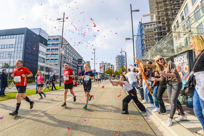 marathon lopers worden aangemoedigd door publiek