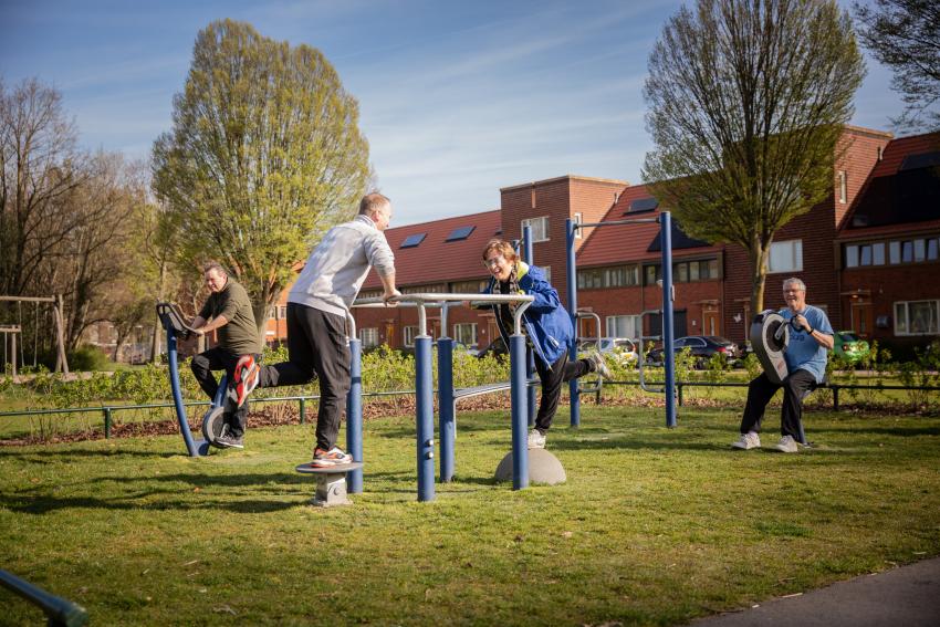 Vitality club leden doen sportoefeningen