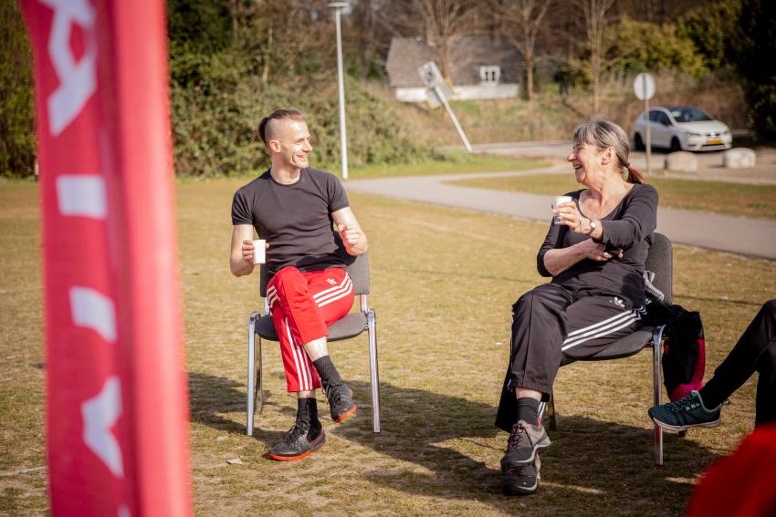Vitality club leden praten na de training