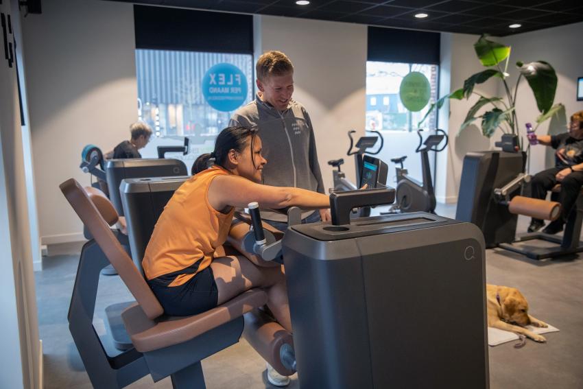 Katrhin is in beweging bij Happy Bodies en sportregisseur Roel kijkt mee