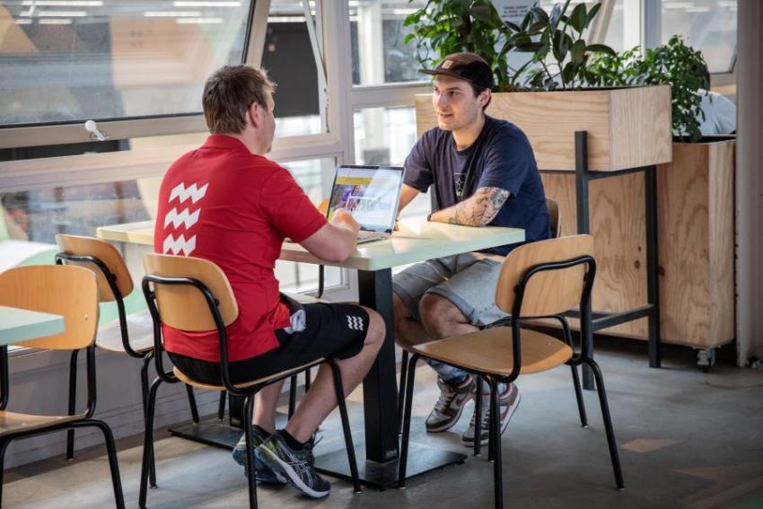 Zakelijk gesprek met twee mannen