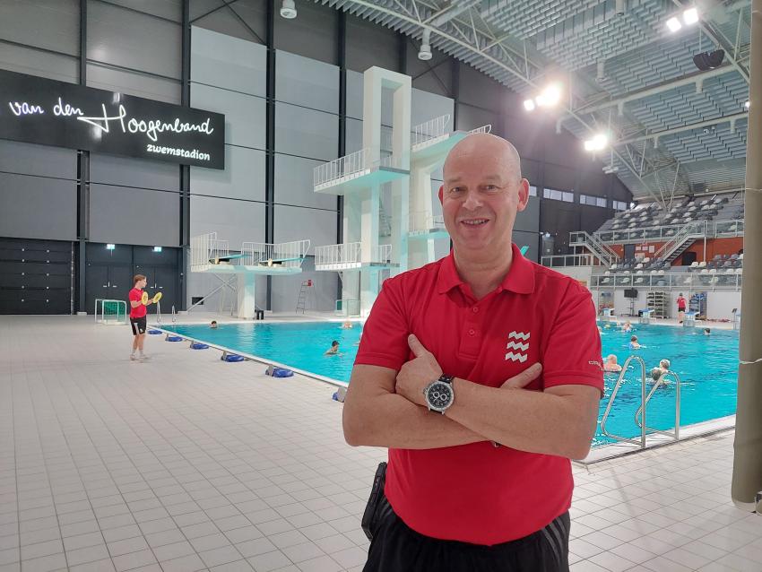 Ploegleider Harry Mennen bij het zwembad