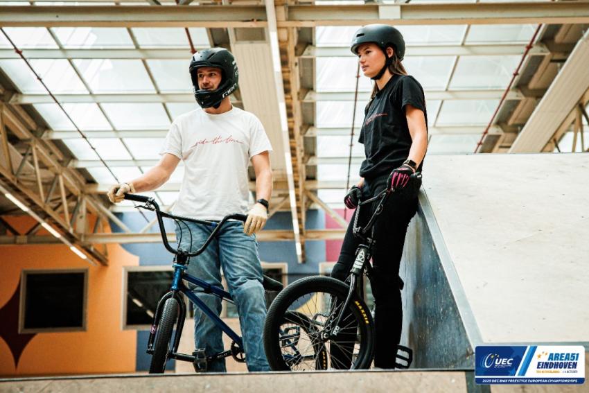 Twee BMX'ers met hun fietsen