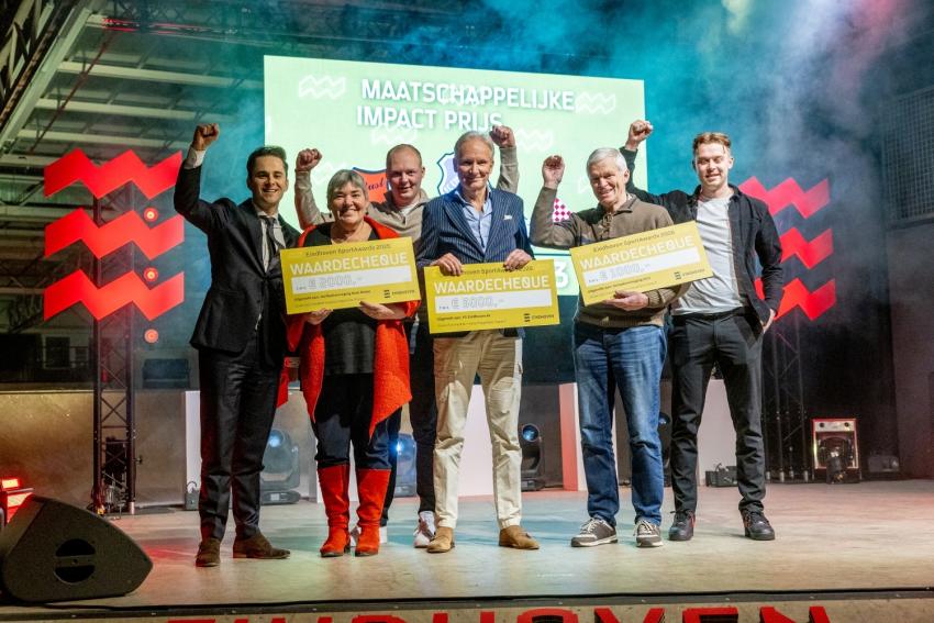 Verenigingen op het podium SportAwards met cheques