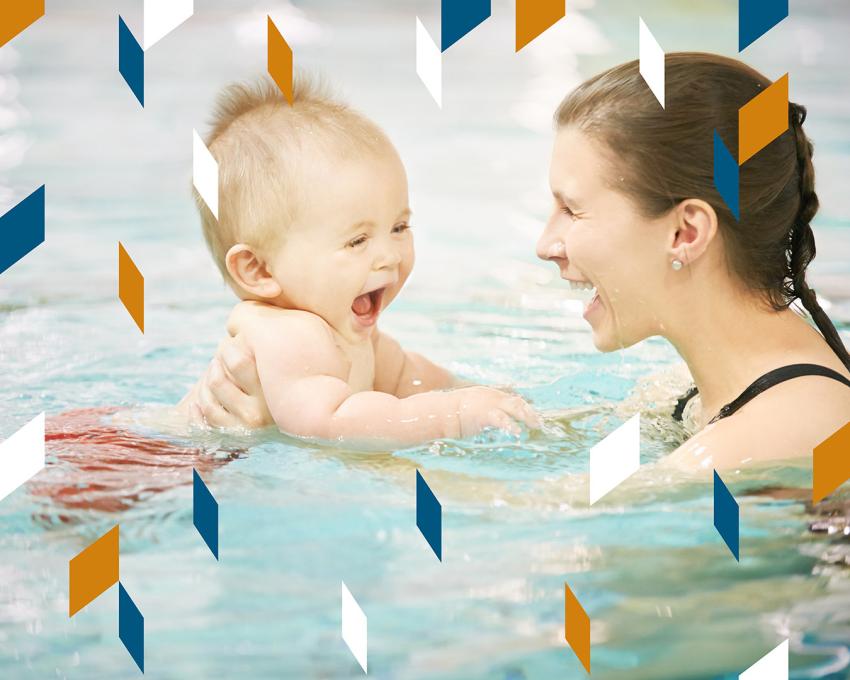 Moeder die zwemt met haar peuter