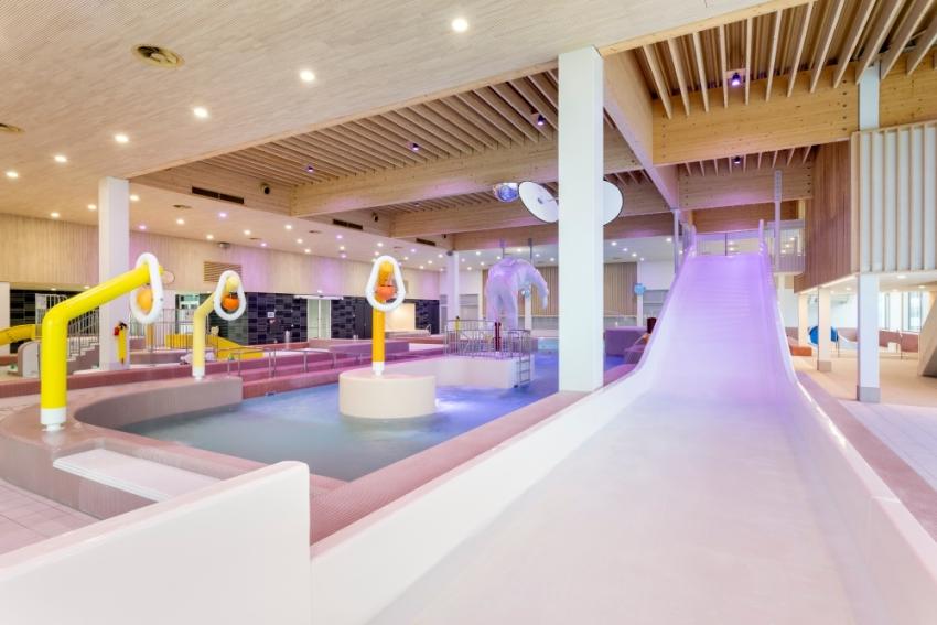 Recreatiebad met glijbaan