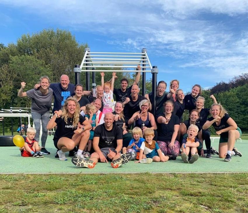 Groep deelnemers  van I am fit Club 24 bij het urban sports park 