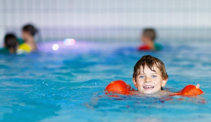 Jongetje met zwembandjes om