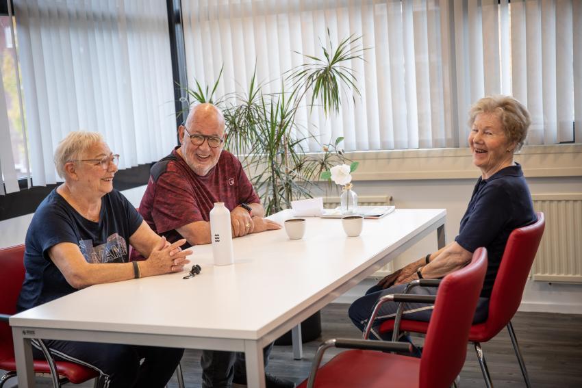 Deelnemers buurt in Beweging vitaal 65 drinken samen koffie