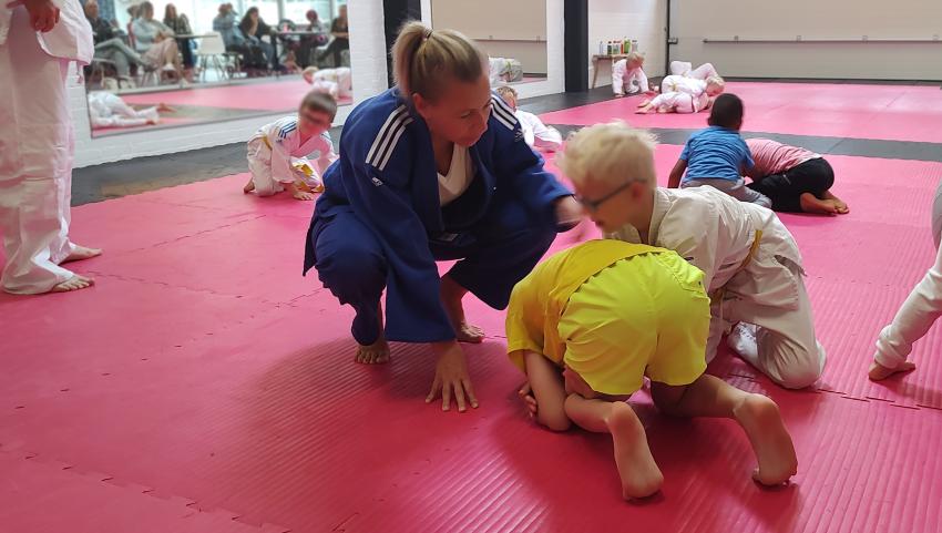kim4Kidz geeft les tijdens de week van respect