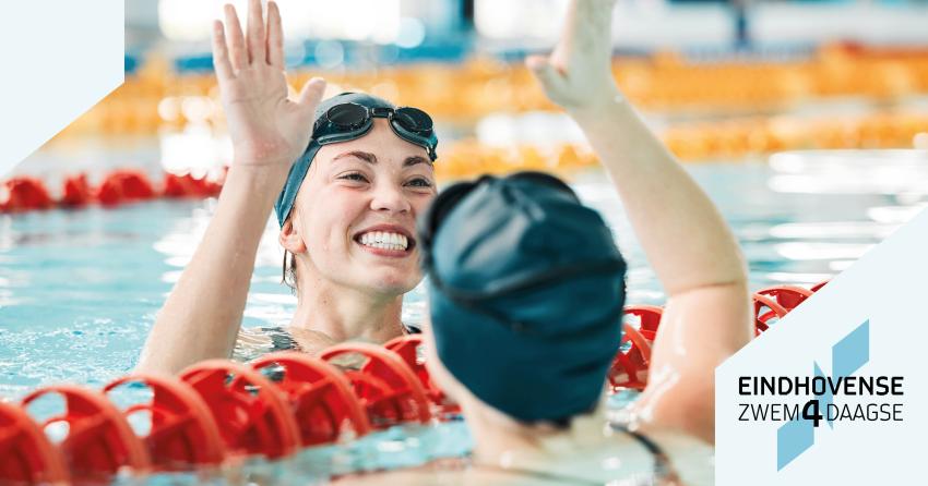 Vrouwen die high five geven in het zwembad