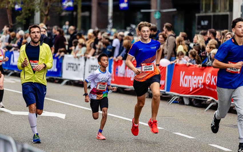 Jongeren rennend tijdens de marathon in Eindhoven