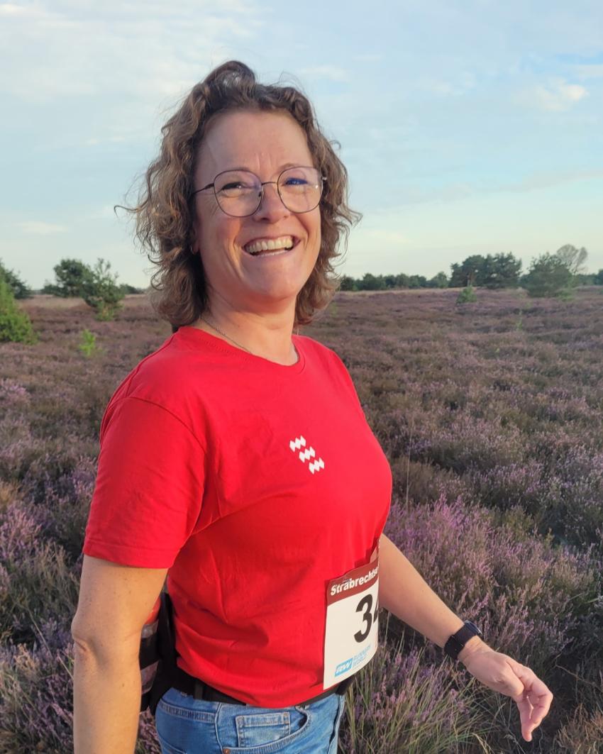 Vrouw die wandelt in buitengebied