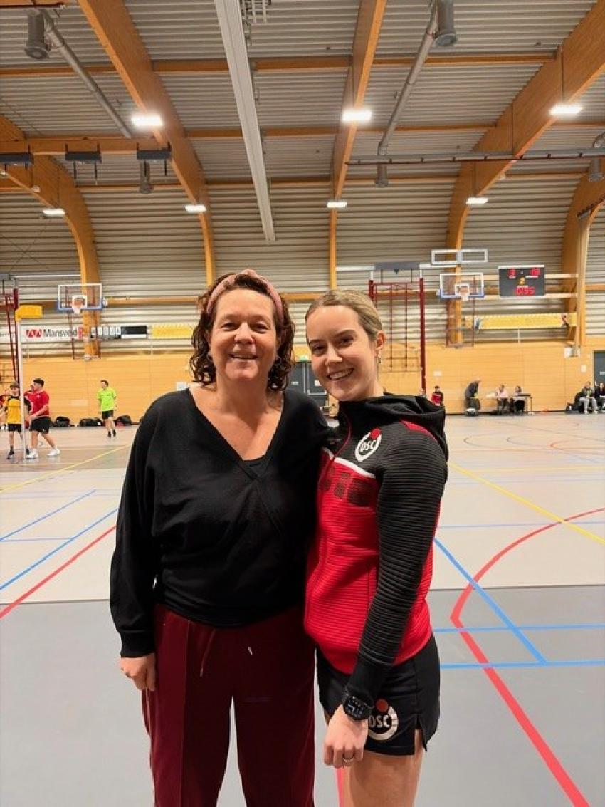 Vertrouwenscontactpersonen Nikke en Karin bij korfbalvereniging DSC