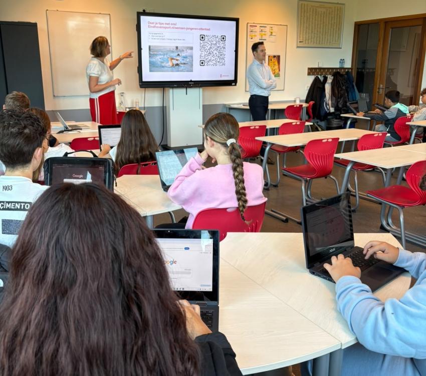 Wethouder van Dooren op Stedelijk College Oude Bosschebaan