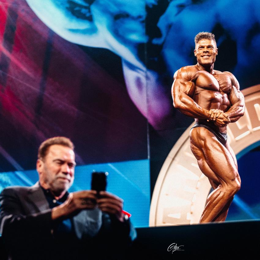 Arnold Schwarzenegger neemt selfie met Wesley Vissers.