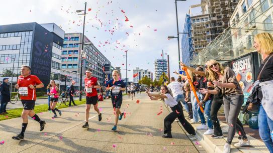 marathon lopers worden aangemoedigd door publiek, klik voor een vergroting