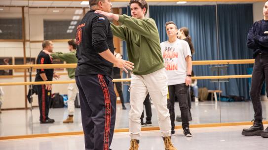 Twee personen die Krav Maga beoefenen, klik voor een vergroting