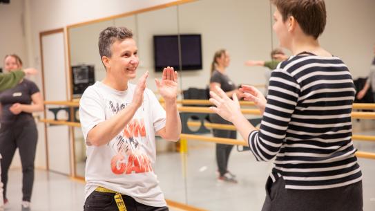 Twee personen die Krav Maga beoefenen, klik voor een vergroting