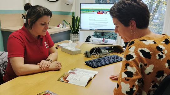 Sportregisseur Marly in gesprek met praktijkondersteuner Sandy, klik voor een vergroting