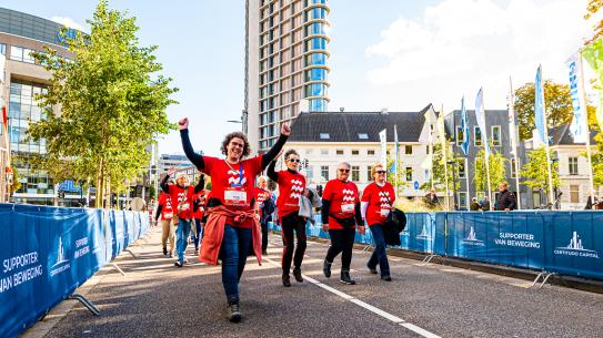 Mensen die in een groep samen de Your Marathon Challenge lopen, klik voor een vergroting