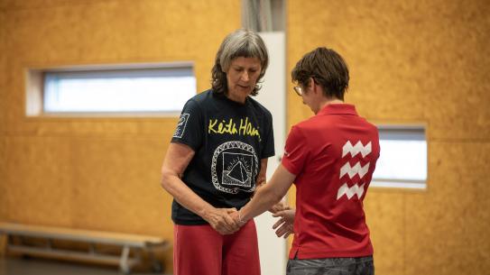 Eva Lindeman krijgt uitleg tijdens een Tai Chi les, klik voor een vergroting