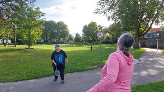 Twee dames die in Tongelre in een park aan het badmintonnen zijn, klik voor een vergroting