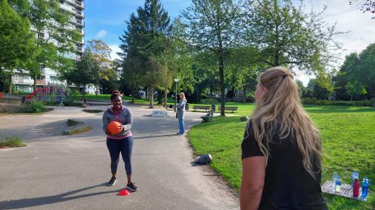 Twee dames die in Tongelre in een park aan het basketballen zijn, klik voor een vergroting