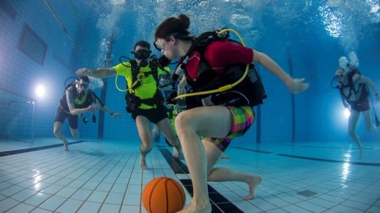 deelnemers NK onderwatervoetbal , klik voor een vergroting