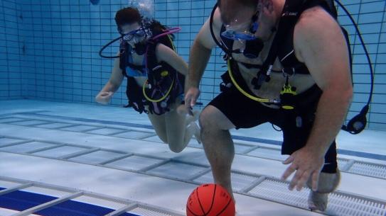 deelnemers NK onderwatervoetbal , klik voor een vergroting