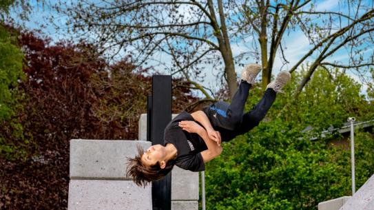Jongeren die in het Urban Sportpark freerunning uitoefent, klik voor een vergroting