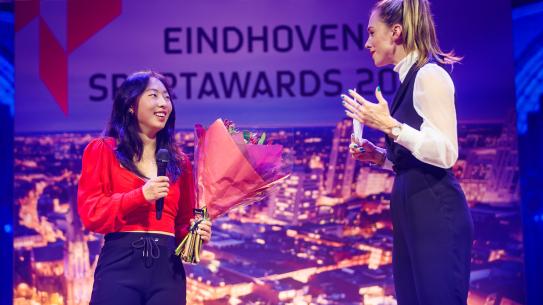 Talent van het jaar ontvangt haar award tijdens de SportAwards, klik voor een vergroting