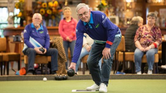 55-plusser die aan het bowlen is, klik voor een vergroting