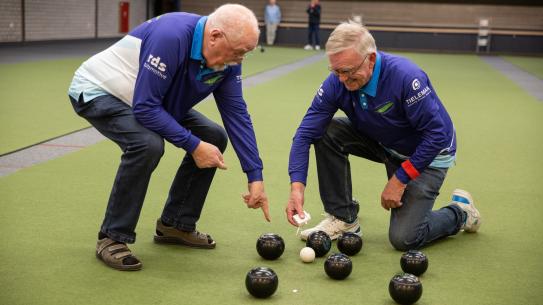 Twee mannen die kijken naar bowls ballen, klik voor een vergroting