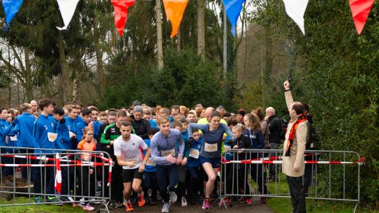 lopers bij de start van de Genneper Parkenloop in eindhoven , klik voor een vergroting