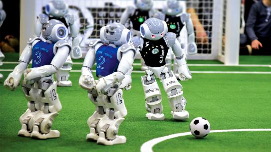 robots aan het voetballen tijdens robocup , klik voor een vergroting