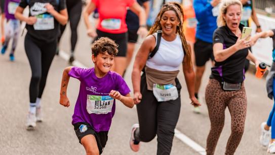 Jongen en vrouw die samen deelnemen aan de marathon, klik voor een vergroting