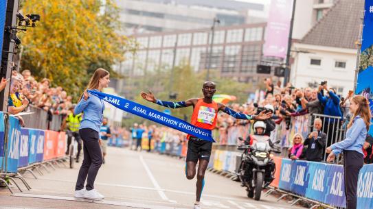 Renner die over de finish loopt tijdens de marathon in Eindhoven, klik voor een vergroting