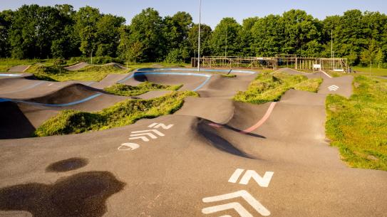 Urban Sportpark pumptrack voor BMX, skaten en steppen, klik voor een vergroting