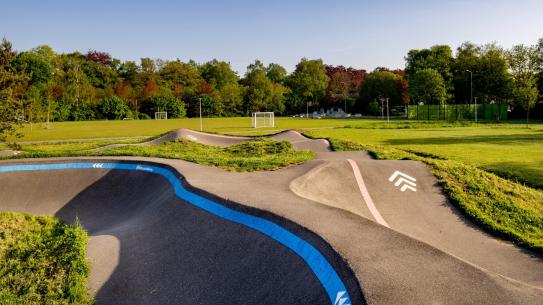 Urban Sportpark pumptrack BMX, skaten en steppen, klik voor een vergroting