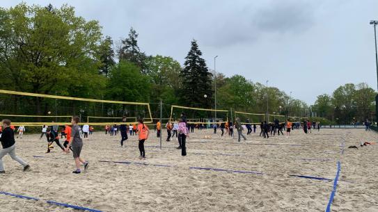 Kinderen aan het volleyballen tijdens Koningsspelen 2025, klik voor een vergroting