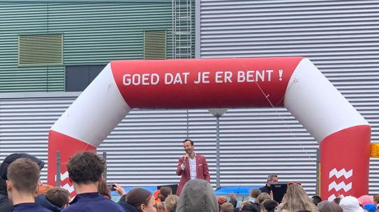 Wethouder Maes van Lanschot opent Koningsspelen 2025, klik voor een vergroting